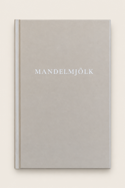 Beige Mandelmjölk anteckningsbok mot beige bakgrund