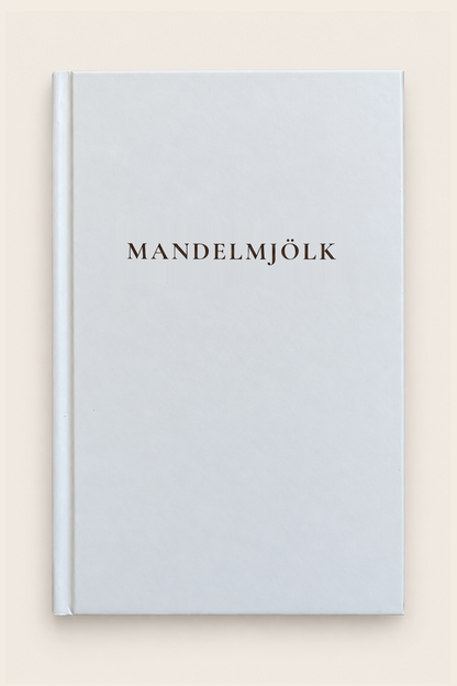 Mandelmjölk anteckningsbok med ljust omslag och mörkbrun titel mot beige bakgrund