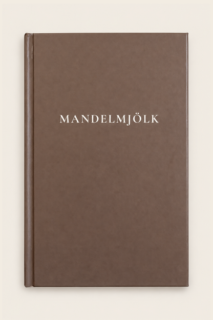 Mörkbrun Mandelmjölk anteckningsbok mot beige bakgrund