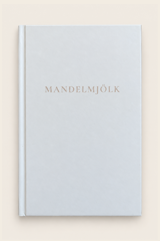 Vit Mandelmjölk anteckningsbok mot beige bakgrund